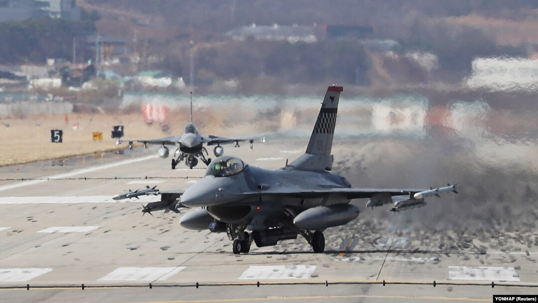 Американский самолет F-16 на военной базе в Южной Корее, март 2018 года 