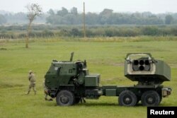 Высокомобильная артиллерийская ракетная система M142 (HIMARS) принимает участие в военных учениях недалеко от Лиепаи, Латвия, 26 сентября 2022 года