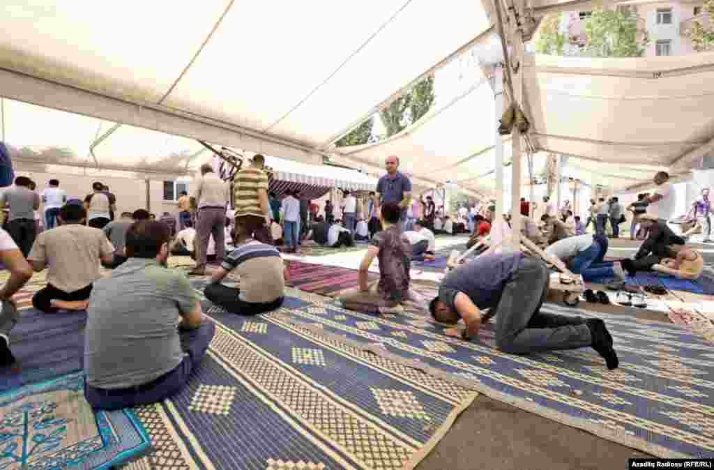 Namaza gələnlər ibadətlə yanaşı insanlarla xoş ünsiyyət yaratmağın da önəmindən danışırlar.