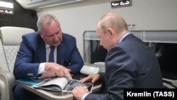 Глава "Роскосмоса" Дмитрий Рогозин и Владимир Путин по пути на космодром Восточный (архивное фото)