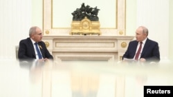 Президент России Владимир Путин (справа) и премьер-министр Армении Никол Пашинян во время встречи в Кремле в Москве, Россия, 1 апреля 2026 года