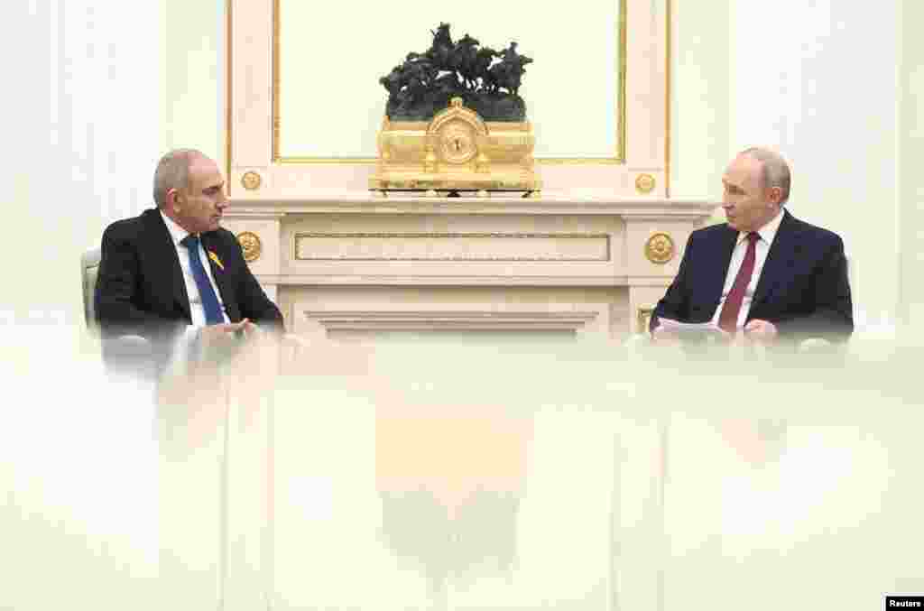Президент России Владимир Путин и премьер-министр Армении Никол Пашинян принимают участие во встрече в Кремле в Москве, Россия, 1 апреля 2026 года. "Спутник"/София Сандурская