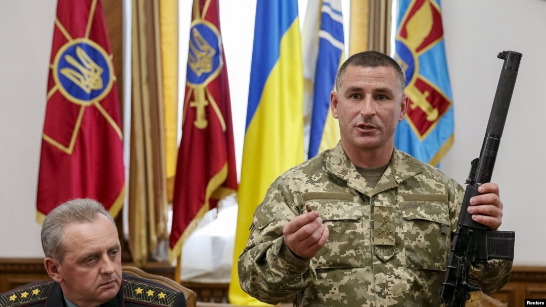 Украинские военные демонстрируют оружие, отобранное у двух попавших в плен российских спецназовцев. Киев, 18.05.2015.
