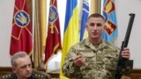 Украинские военные демонстрируют оружие, отобранное у двух попавших в плен российских спецназовцев. Киев, 18.05.2015.