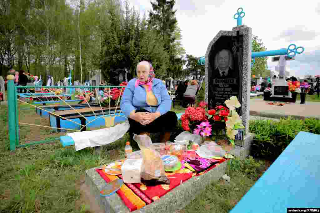 Спадарыня Юлія Яфіменка прыйшла да мужа і ягоных сваякоў. Яна нарадзілася пад Шчучынам у вёсцы Еўлашы. Пасьля вучылася ў Астрыне на кінамэханіка, там пазнаёмілася з будучым мужам і пераехала ў Высокае. Тут спадарыня Юля ўпершыню сустрэлася з такой традыцыяй памінаньня.