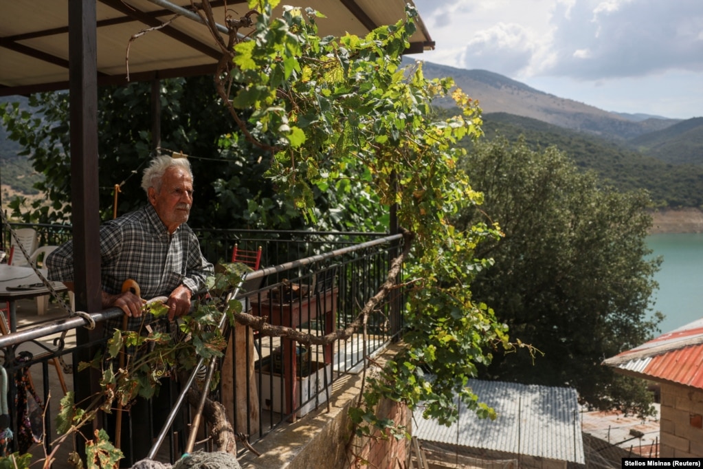 Konstantinos Gerodimos, 90 vjeç, një ish-banor i fshatit të parë Kallio, i cili u përmbyt qëllimisht në vitin 1980 për të krijuar liqenin Mornos, një rezervuar që do të ndihmonte në plotësimin e nevojave për ujë të kryeqytetit grek, Athinë, shihet në shtëpinë e tij, në fshatin e ri të Kallios, Greqi, 3 shtator 2024.