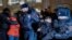 Един от арестите на симпатизант на Алексей Навални в Санкт Петербург, 18 януари 2021 г.