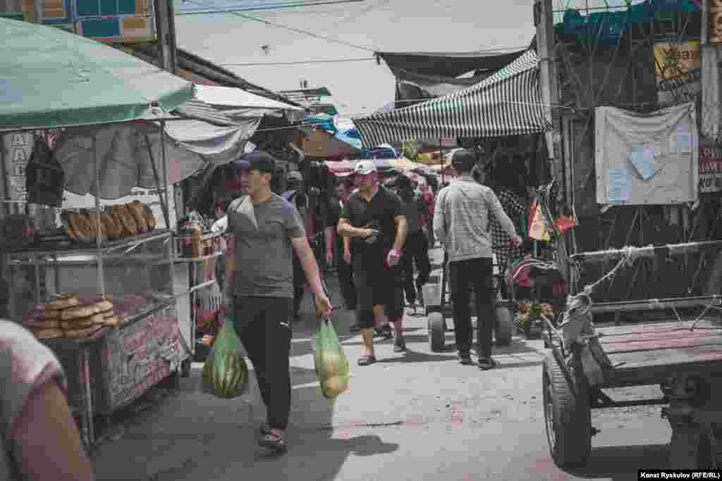 Рынок в городе Токмак.