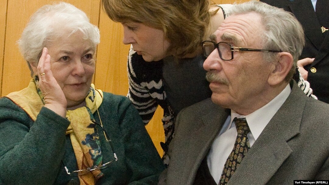 Марина (слева) и Борис (справа) Ходорковские -родители Михаила Ходорковского - в зале суда на втором процессе Михаила Ходорковского