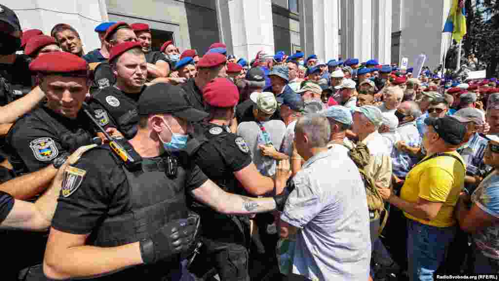 ...після того, як до них на їхню вимогу не вийшов голова Верховної Ради Дмитро Разумков