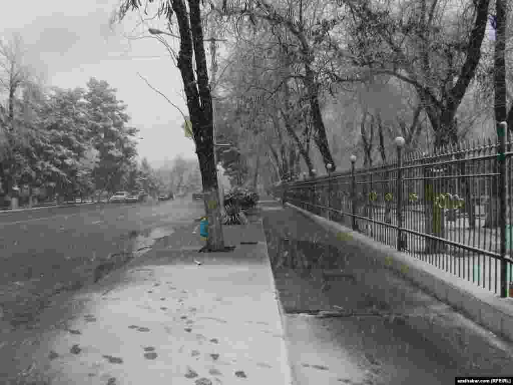 Aşgabatda gar ýagdy