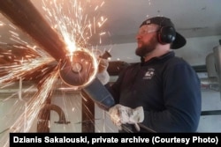 Дзяніс Сакалоўскі падчас падпрацоўкі. Фота з прыватнага архіву