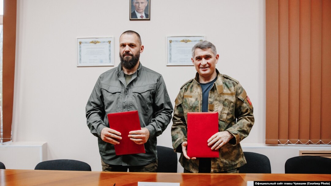 Глава Чувашии Олег Николаев (справа) в Бердянске