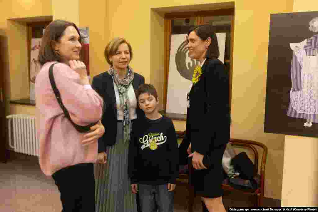 На выстава Артура Вакарава «30 гадоў дыктатуры. 30 плякатаў зь яе наступствамі» ў парлямэнце Чэхіі