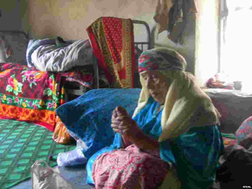 ....аммо ҳанӯзам нури чашмонаш барои дӯхтан кофист.