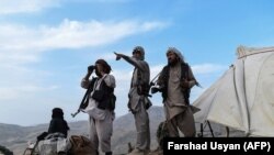 Luptători din milițiile afgane apărând un avanpost de insurgenții talibani în districtul Charkint din provincia Balkh,15 iulie 2021