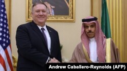 ABŞ-nyň döwlet sekretary Maýk Pompeo saudlaryň daşary işler ministri Faýsal bin Farhan bilen duşuşýar. Riýadh. 20-nji fewral, 2020 ý.