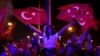 گردهمایی و شادی هواداران حزب جمهوری‌خواه خلق در استانبول بعد از اعلام نتایج اولیه انتخابات