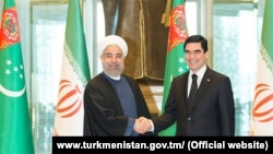 Eýranyň prezidenti Hassan Rohani (sagda) türkmen kärdeşi Gurbanguly Berdimuhamedow bilen görüşýär. 