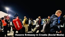 Shtetas të Bosnjës mbërrijnë në Prishtinë në një fluturim të organizuar pas largimit nga Lindja e Mesme, 12 mars 2026.