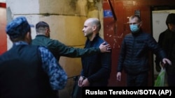 Андрея Пивоварова выводят из его дома в Санкт-Петербурге, 1 июня 2021 года