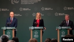Kryeministri i Irlandës, Michael Martin (majtas) dhe ministra të tjerë të qeverisë flasin gjatë një konference për shtyp për nisjen e programit të presidencës irlandeze të BE-së në Dublin, më 10 qershor.