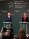 Kryeministri i Irlandës, Michael Martin (majtas) dhe ministra të tjerë të qeverisë flasin gjatë një konference për shtyp për nisjen e programit të presidencës irlandeze të BE-së në Dublin, më 10 qershor.
