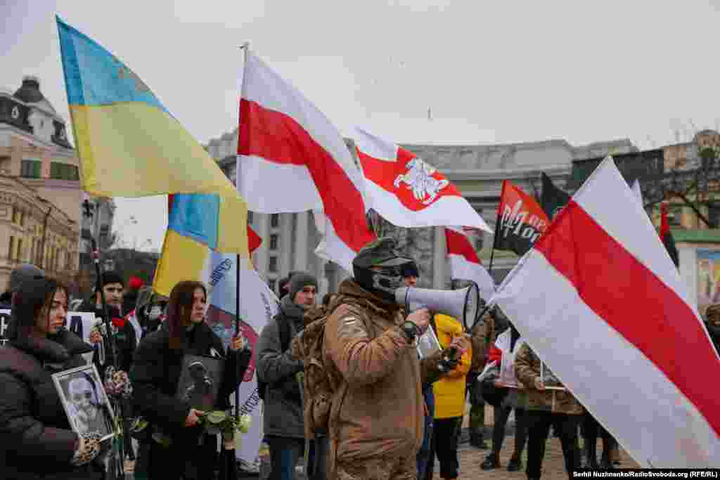 Біло-червоно-білий стяг є історичним прапором Білорусі і став символом масових протестів в країні у 2020 році. Після них у Білорусі посилилися репресії, і сотні тисяч білорусів покинули свою країну, виїхавши, зокрема, і в Україну