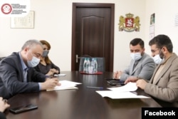 მემორანდუმის გაფორმების ამსახველი ფოტო, რომელიც კავკასიის უნივერსიტეტმა გაავრცელა