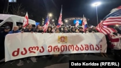 დემონსტრანტებმა მსვლელობის დროს ნაწილობრივ გადაკეტეს რუსთაველი.