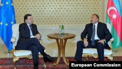 Встреча президента Еврокомиссии Жозе Мануэля Баррозу (слева) и президента Азербайджана Ильхама Алиева в Баку (архив)