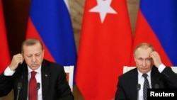 Президенты России и Турции Владимир Путин (слева) и Реджеп Эрдоган во время пресс-конференции. Москва, 10 марта 2017 года.