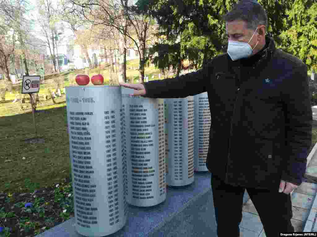 Fikret Grabovica kraj dijela spomenika ubijenoj djeci opkoljenog Sarajeva na kojem se nalazi ime njegove kćerke Irme. Irma je ubijena u Sarajevu 1993. godine dok se sa prijateljicama igrala ispred zgrade.