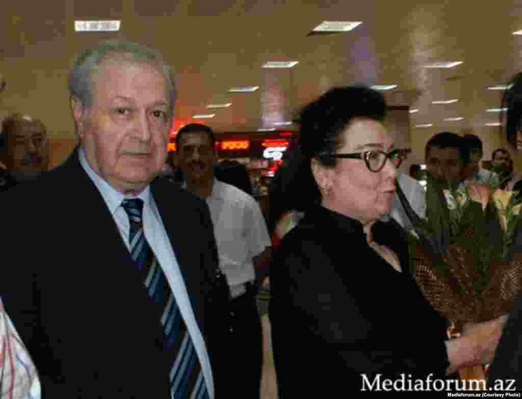 Azərbaycanın ke&ccedil;miş prezidneti Ayaz M&uuml;təllibov 20 illik m&uuml;hacirət həyatından sonra iyulun 7-də Moskvadan birdəfəlik Bakıya k&ouml;&ccedil;d&uuml;.