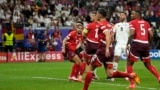 Imagine din timpului meciului dintre Germania și Elveția, încheiat 1-1. În fundal apare reclama unei companii din China.