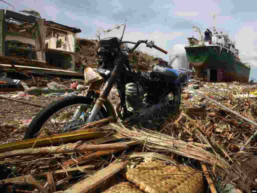 The city of Tacloban, in Leyte Province, Philippines, was devastated by Typhoon Haiyan, which aid agencies and officials estimate has left thousands dead. (epa/Francis R. Malasig)