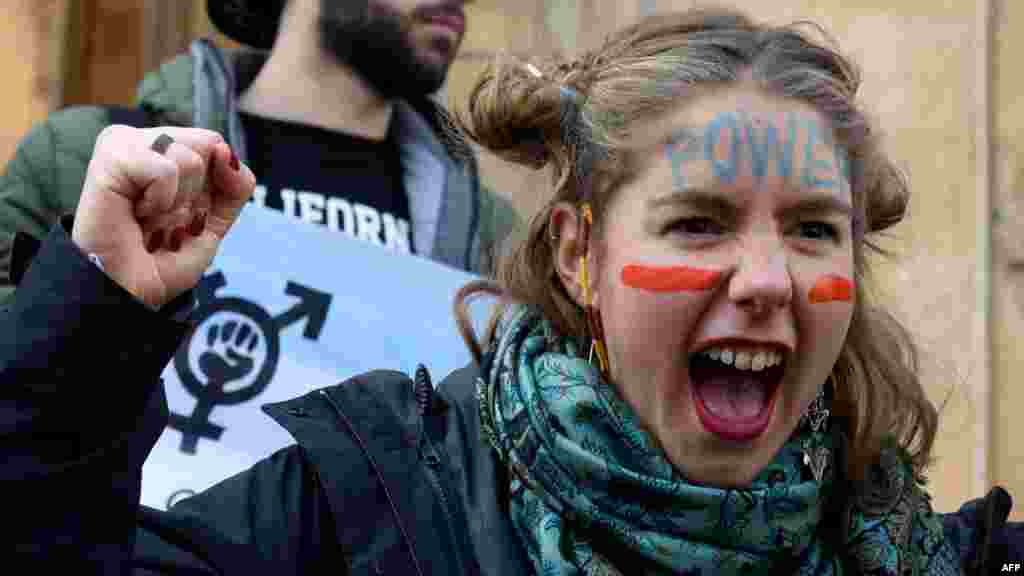 دختر گرجی در راه&zwnj;پیمایی روز زن در تلفیس