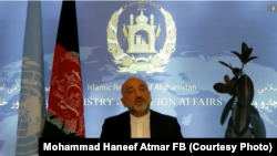 حنیف اتمر وزیر خارجه افغانستان در حال ایراد بیانیه‌ به نشست شورای امنیت سازمان ملل متحد در مورد وضعیت افغانستان. ۰۱ سرطان ۱۴۰۰