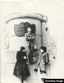 Александр Галушкин на постаменте памятника М.В. Ломоносову вместе с Н.И. Ажгихиной и И.Е. Прохоровой