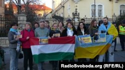 Акція протесту біля посольства Італії в Будапешті, 12 березня 2018 року