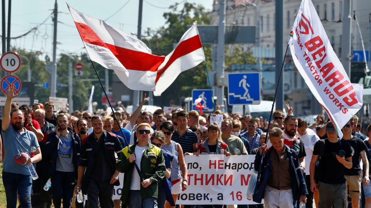 Белорусы разуваются чтобы встать на скамейку