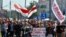 Снимают обувь, прежде чем встать на лавочку. Как протестуют белорусы (видео)
