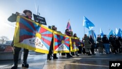 تجمع اعتراضی فعالان تبتی و اویغور در خارج از دفاتر سازمان ملل در ژنو همزمان با بررسی پرونده حقوق بشری چین 