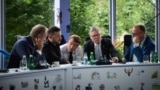 Ukrayna prezidenti V.Zelenski, Böyük Britaniyanın baş naziri K.Starmer, Fransa prezidenti E.Makron, Almaniya kansleri F.Merts və Polşa baş naziri D.Tusk Tiranada Avropa Siyasi Birliyinin sammiti çərçivəsində ABŞ prezidenti D.Trampla telefonla danışırlar.