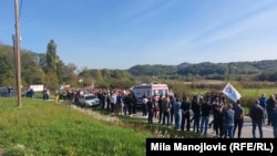 Građani propuštaju vozilo Hitne pomoći tokom blokade puta Loznica-Valjevo, 19. oktobar 2024.