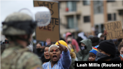 Protesti ispred policijske uprave Brooklyn Centar, dan nakon što je policajac ubio Dauntea Wrighta, Minnesota (12. april)