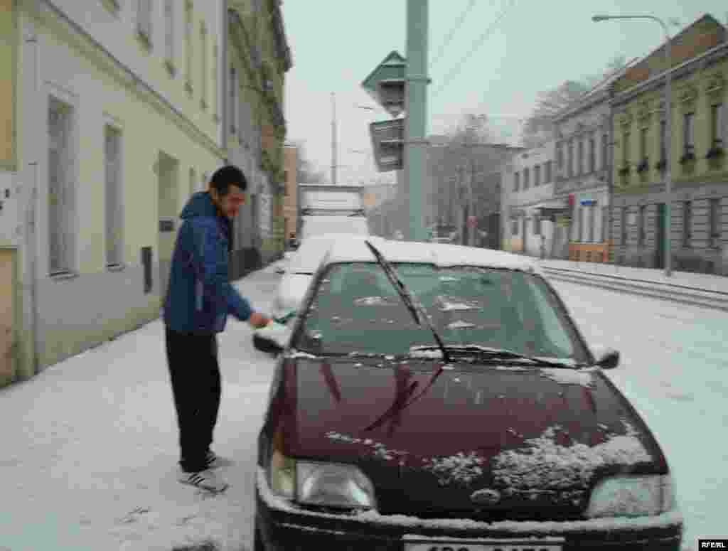Беженец из Атырау Аманбек Джумаев готовит машину, чтобы отвезти семью Нургалиевых из города Брно в лагерь беженцев. - Беженец готовит машину для поездки в деревню Вышни Лхоты. 1 февраля 2009 года.