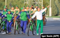 Президент Туркменистана Гурбангулы Бердымухамедов во время посещения Всемирного дня велосипеда в Ашхабаде, 3 июня 2020 года.