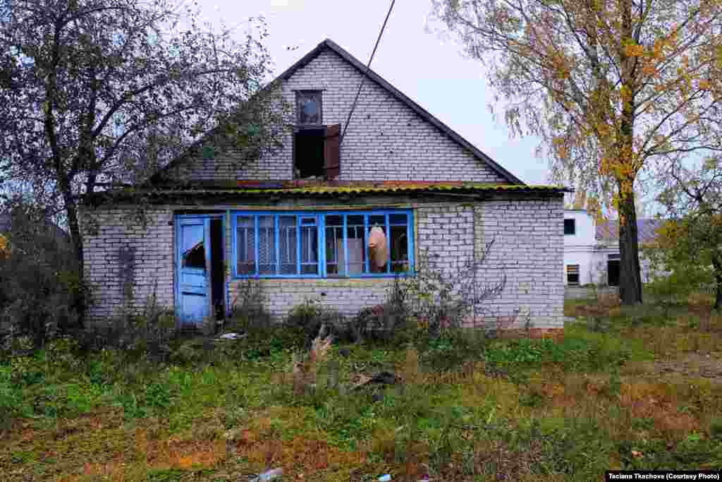 &mdash;&nbsp;Я&nbsp;жыву паміж былым малочным камбінатам і&nbsp;былой канторай ЖКГ, там яшчэ камэрсант прадаваў танны хлеб з&nbsp;Расеі. Цяпер усё пазакрывалі. Моладзі няма дзе працаваць. Суседка насупраць доўга не&nbsp;магла знайсьці працу&nbsp;&mdash; была вымушана разьбіраць хлеў на&nbsp;дровы. Мясцовыя зьяжджаюць на&nbsp;працу ў&nbsp;Менск і&nbsp;Расею,&nbsp;&mdash; распавядае суразмоўца. 