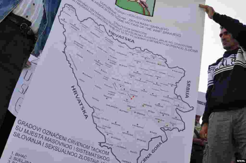 Mirni protesti ispred zgrade UN zbog najavljenog skraćivanja optužnice bivšem lideru bosanskih Srba Radovanu Karadžiću, 16. septemar 2009. Foto: Midhat Poturović